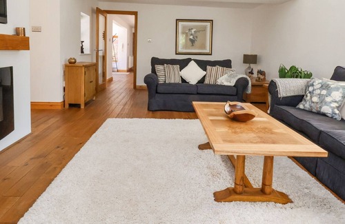Frankby House | SANDSTONE COTTAGE, family friendly, with a garden in West Kirby
