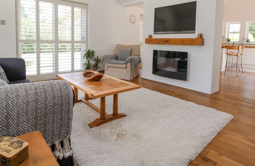 Frankby House | SANDSTONE COTTAGE, family friendly, with a garden in West Kirby