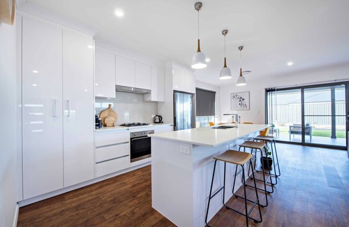 Dubbo House | Sandstone - Family Entertainer, Refined Living