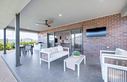 Dubbo House | Sandstone - Family Entertainer, Refined Living
