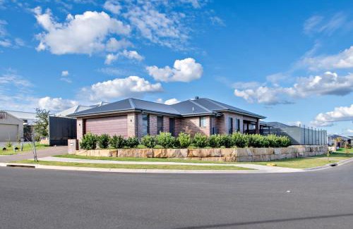 Dubbo House | Sandstone - Family Entertainer, Refined Living