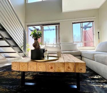Greater Johannesburg Metropolitan Area Apartment | Sandton - Japandi style 1 bedroom Loft apartment