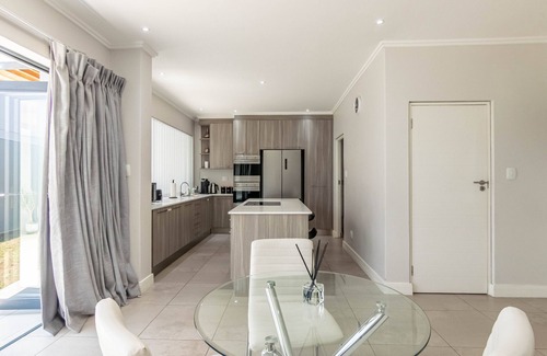 Greater Johannesburg Metropolitan Area Apartment | Sandton Smart Home 1