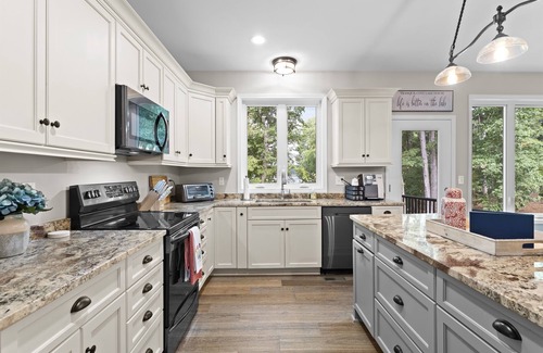 Troutman House | Sandy Beach, 2 King Suites, Game Rooms & Views!