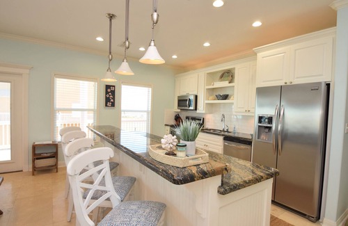 Crystal Beach Cabin | Sandy Bottoms~4 bedroom 2 bathroom~ steps away from the beach with great views!