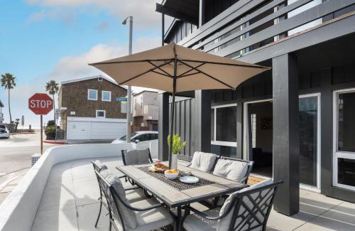 West Newport House | Sandy by AvantStay Oceanview Steps to Beach Patio w Fire Pit Dining Area