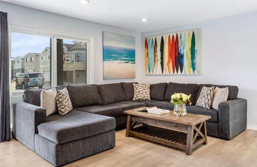 West Newport House | Sandy by AvantStay Oceanview Steps to Beach Patio w Fire Pit Dining Area