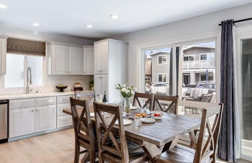 West Newport House | Sandy by AvantStay Oceanview Steps to Beach Patio w Fire Pit Dining Area