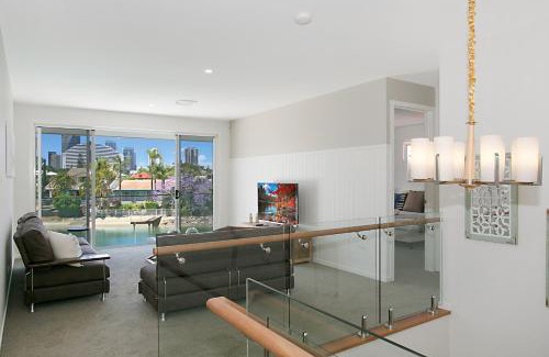 Broadbeach Waters House | Sandy Cove