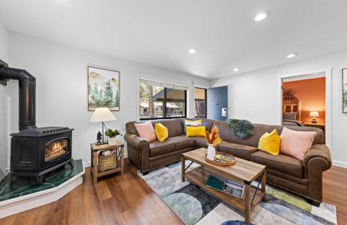 Tahoe Vista House | Sandy Cove on the North Shore -Lakeside Cottage with Pier Beach, and HOA Amenities