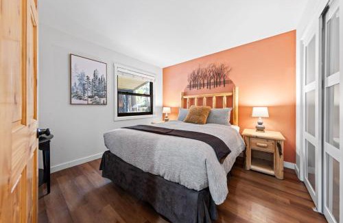 Tahoe Vista House | Sandy Cove on the North Shore -Lakeside Cottage with Pier Beach, and HOA Amenities