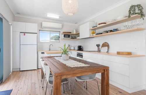 Narrawallee House | Sandy Feet Retreat 2 mins walk to the beach