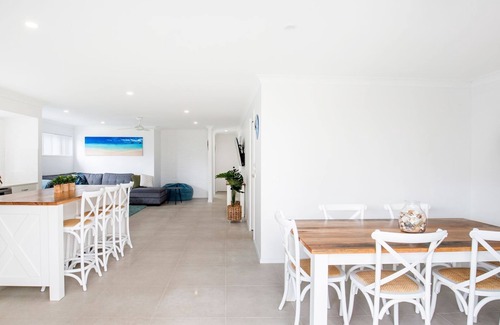 Currarong House | Sandy Feet Retreat - Pet Friendly - 1 Min Walk to Beach