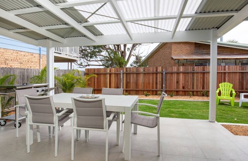 Currarong House | Sandy Feet Retreat - Pet Friendly - 1 Min Walk to Beach