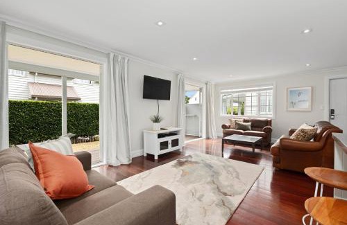 Russell House | Sandy Jandal - 3-5 Bedroom - Russell Cottages