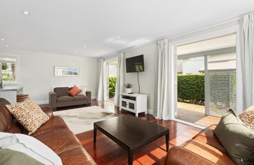 Russell House | Sandy Jandal - 3-5 Bedroom - Russell Cottages