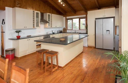 Wavecrest House | Sandy's Spot: sunny pet-friendly house with a pool
