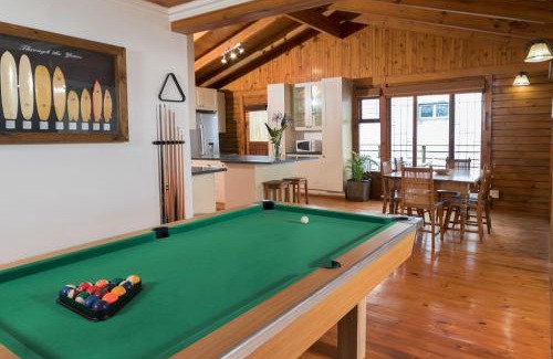 Wavecrest House | Sandy's Spot: sunny pet-friendly house with a pool