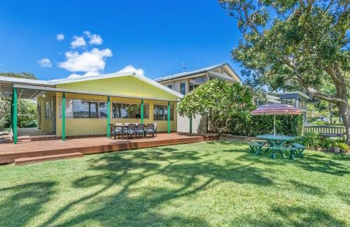 Corlette House | Sandy Shores 18 Corlette Point Road