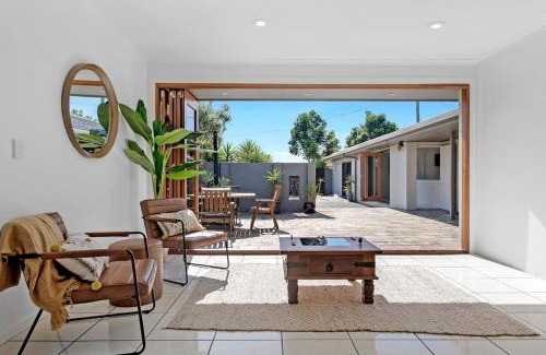 Broadbeach Waters House | Sandy Shores - Large Family Retreat