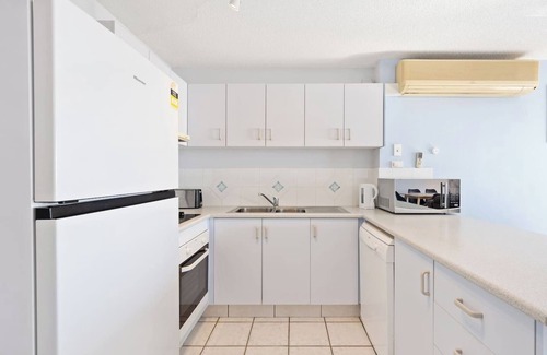 Urangan Apartment | Sandy Straits Poolside Escape with Beach Access