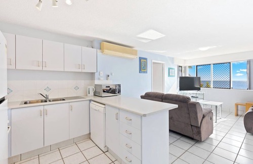 Urangan Apartment | Sandy Straits Poolside Escape with Beach Access