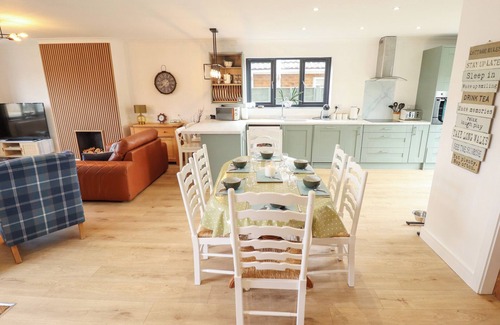 Trusthorpe House | SANDY TOES, pet friendly, country holiday cottage in Sutton-On-Sea