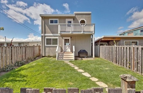 Freeland House | Sandy Waterfront Beach House