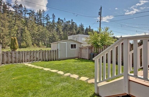 Freeland House | Sandy Waterfront Beach House