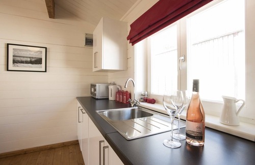 Bude Cabin | Sandymouth Lodge - Peaceful Spot Close to Sandy Beaches