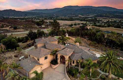Temecula House | Sangiovese By AvantStay Spectacular Estate w Pool Hot Tub Putting Green
