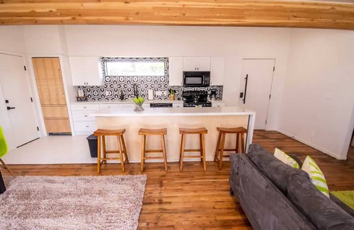 Beverly Green House | Sanitized Newly Remodeled Downtown-2 Bedrooms!