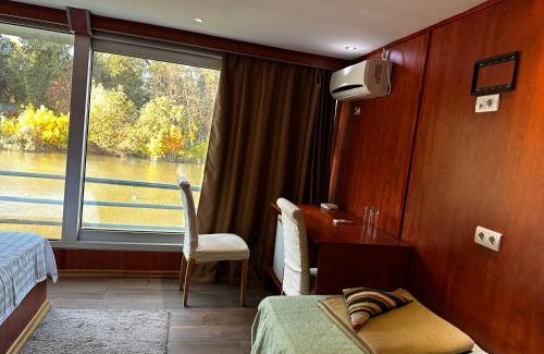 Novi Beograd Hotel | Sanjin Cruise River View Room Hotel