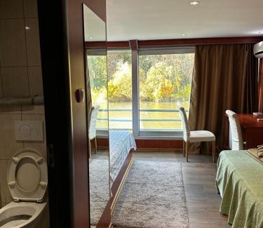 Novi Beograd Hotel | Sanjin Cruise River View Room Hotel