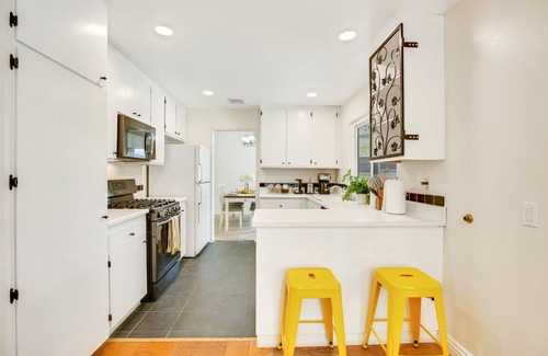 Valencia House | Santa Clarita Family Home - New Furniture - POOL/SPA/PLAYGROUND