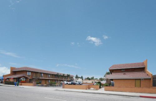Newhall Hotel | Santa Clarita Motel - Near six Flags Magic Mountain - Valencia