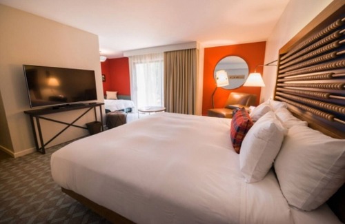 Live Oak Hotel | Santa Cruz Sanctuary: Room with Forrest View & Private Patio
