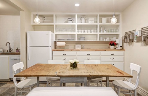 Wilshire Montana Apartment | Santa Monica Beach! 2 bedrooms with en-suite bathrooms- 3 minute walk to beach.