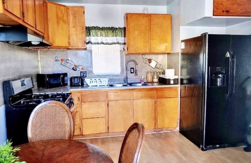 Sunset Park Apartment | Santa Monica Gem