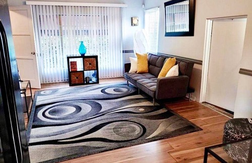 Sunset Park Apartment | Santa Monica Gem