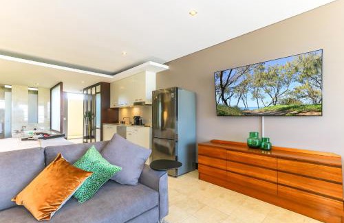 Casuarina Apartment | Santai Sands - with Sea and Mountain Glimpses!