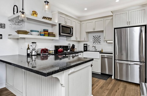 Healdsburg Cottage | Santini Farmhouse | Complimentary tasting at Croix Winery included!