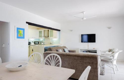 Shaka's Rock Apartment | Santorini Akrotiri 28 (Family Only)