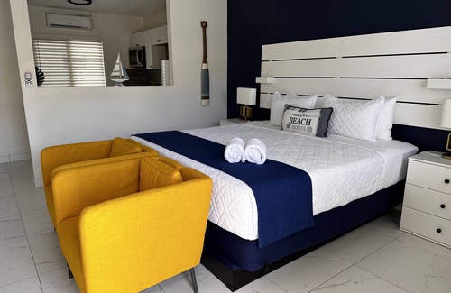Lauderdale-by-the-Sea Hotel | Sapphire by the Sea Unit 10 - King Pool View Suite, kitchen, pool view, sleeps 2