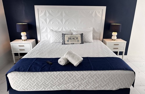 Lauderdale-by-the-Sea Hotel | Sapphire by the Sea Unit 12 King Bed, kitchenette, pool view, Sleeps 2