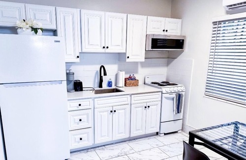 Lauderdale-by-the-Sea Hotel | Sapphire by the Sea Unit 8 - King Pool View Suite, kitchen, pool view, Sleeps 2
