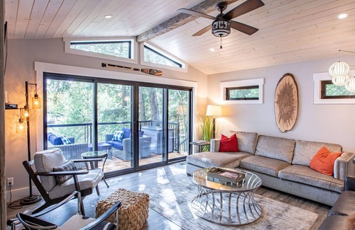 Torrance Cottage | Sapphire: casual, contemporary cottage plus bunkie in calm cove on Lake Muskoka