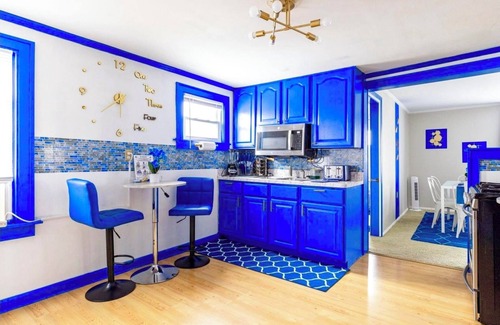Old Brooklyn House | Sapphire Haven: Charming 1BR Upper Unit Retreat | Laundry, Parking, Safe Location 8 Min to Airport