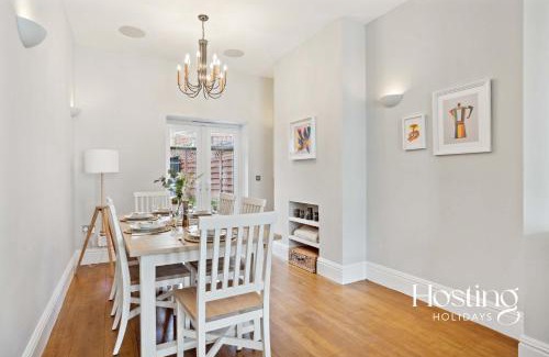 Henley House | Sapphire House - Newly Renovated 3-Bedroom Home