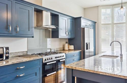 Henley House | Sapphire House - Newly Renovated 3-Bedroom Home